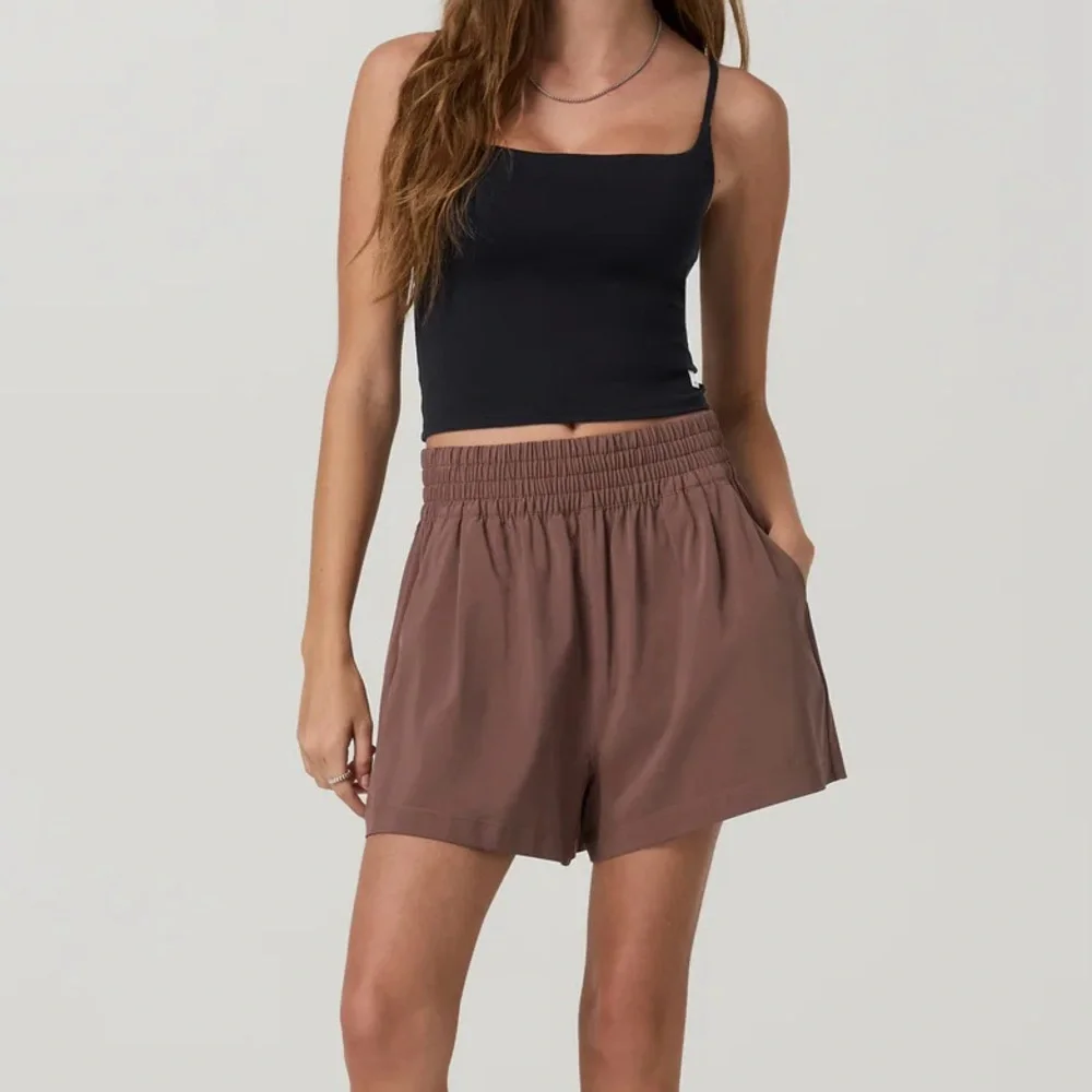 NWT Vuori Villa Shorts in Sable - Picture 3 of 7